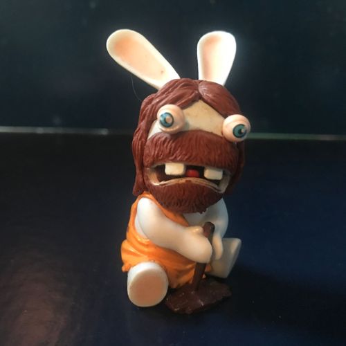 Figurine Lapin Crétin Préhistorique Assis Faisant Du Feu - Série Les Lapins Crétins Retour Vers Le Passé (Ubisoft 2010)