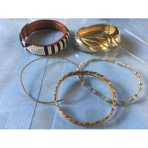 Lot Bijoux Fantaisie ( Pour Vous Ou Pour Théâtre, Ou Pour Déguisement Etc ...)