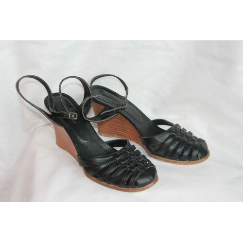 Chaussures Bata,En Cuir Noir Aux Talons Compensès Simili Bois(Hteur 9cm) Et Brides Se Nouant Autour De La Cheville .Pointure:37