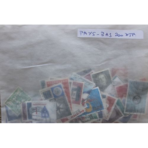 Pays-Bas 200 Timbres Différents