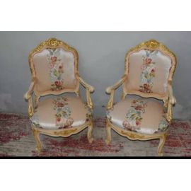 Une Paire De Fauteuils Style Louis Xv En Bois D'hêtre, Rose Et Beige Avec Motifs