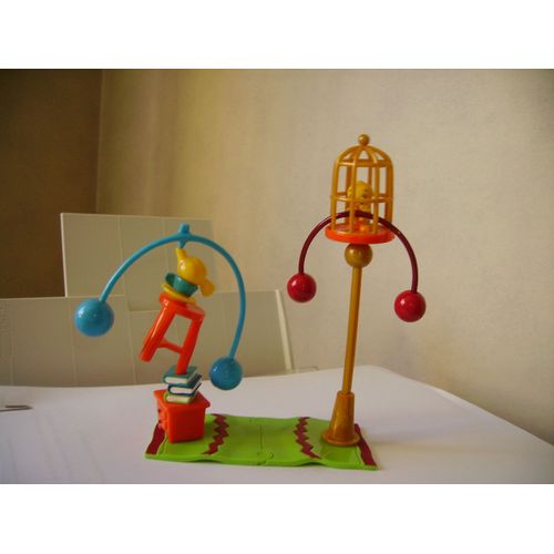 Titi Dans Sa Cage En Équilibre Avec Autre Mobile Sur Socle
