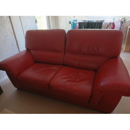Un Bon Canapé Rouge En Cuir En Bon État À 2 Places..Prix 1000 Euros