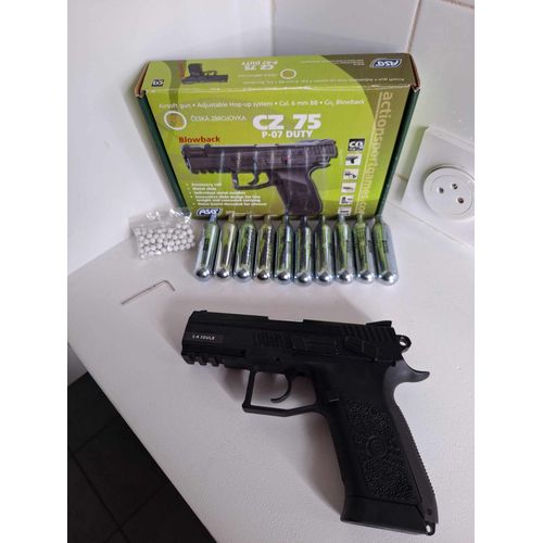Réplique De Poing Airsoft Cz 75 P-07 Duty 1.4 Joule Avec Cartouches De Co2 Et Billes