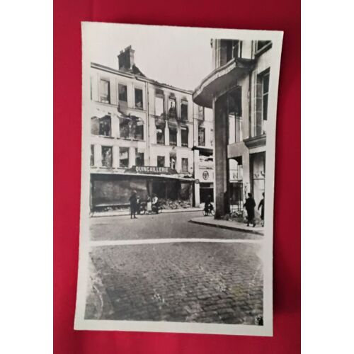 Carte Postale Ancienne Melun : Rue St Aspais - Août 1944 - Immeuble Bombarde
