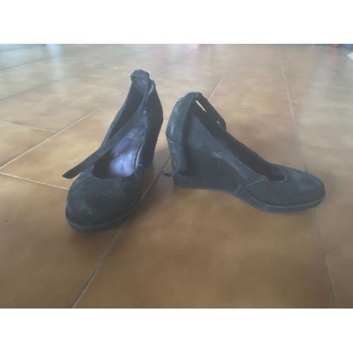Chaussures Noires À Talons Compensés Et Lanière À La Chevilles.