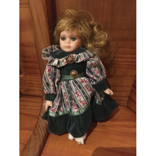 Poupée Porcelaine Yeux Bleus Robe Verte 18 Cm