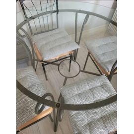Table De Salle À Manger Ronde Avec Plateau Verre De 110 Cm Et Pieds Fer Forgé, Avec 4 Chaises Marron Acier, Le Tout Dans Un Style Contemporain Design. Pour Info, À Venir Récupérer Sur Place.