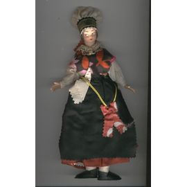 Poupée En Costume Folklorique D'europe Centrale