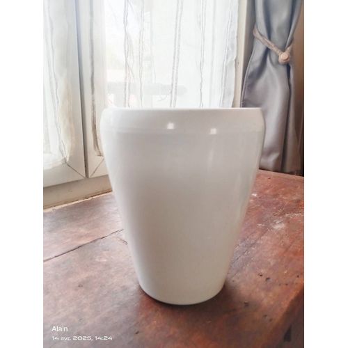 Cache pot blanc faillance. Dimensions : diamètre intérieur 12 cm au fond 9 cm hauteur 17 cm .
