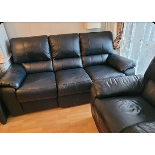 Une vraie expérience de relaxation ! Notre canapé 3 places et un fauteuil avec un design classique est fabriqué en simili cuir noir brillant et facile à entretenir. Il est réglable individuellement au