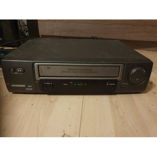 Vends magnétoscope Grandin 6 tête de lecture turbo fonctionne mais n'a pas été utiliser depuis plusieur année faudrait le dépoussiérer de l'intérieur avec les vis netoyante