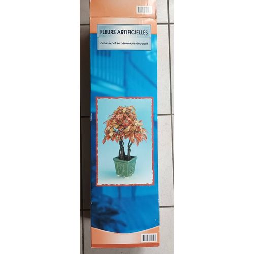 Fleurs artificielles dans un pot en céramique décoratif