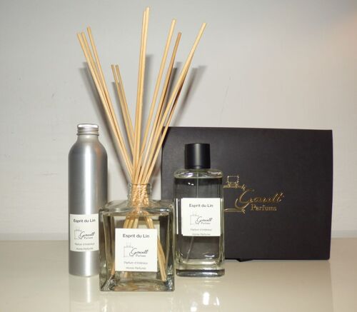 Coffret Esprit du Lin. Un diffuseur 250ml en verre avec 8 bâtonnets de rotin, un flacon de recharge aluminium 200ml, un flacon en verre vaporisateur 100ml, un gousset parfumé tiroir 90g.