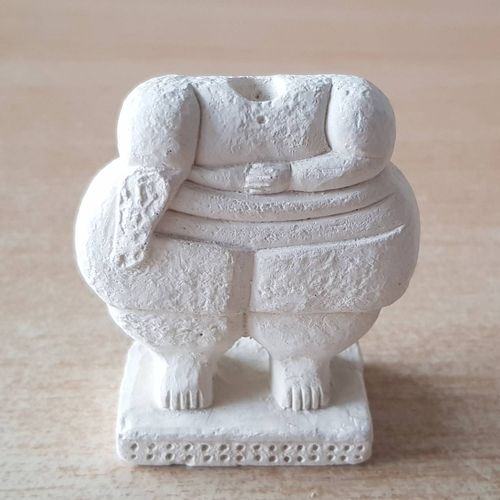 sculpture figure féminine blanche sculptée signé par Joe Galea