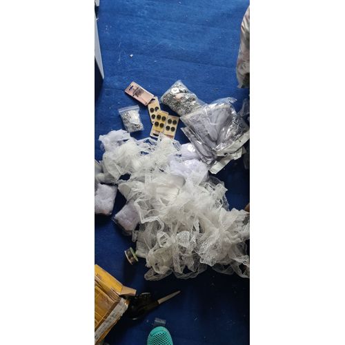 Lot De Mercerie, Bande Dentelle, Plumes, Pressions Ciseau