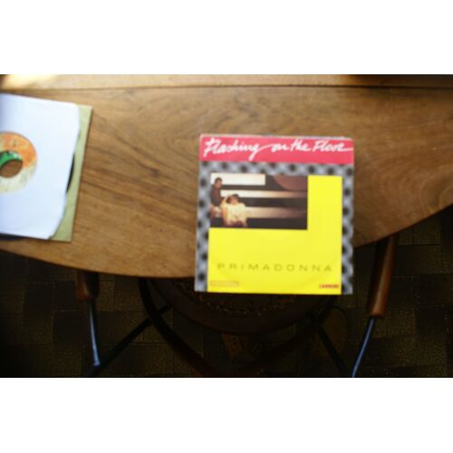 Primadonna Flashing On The Floor 45t Carrère Van Gorp Music 13692 1984