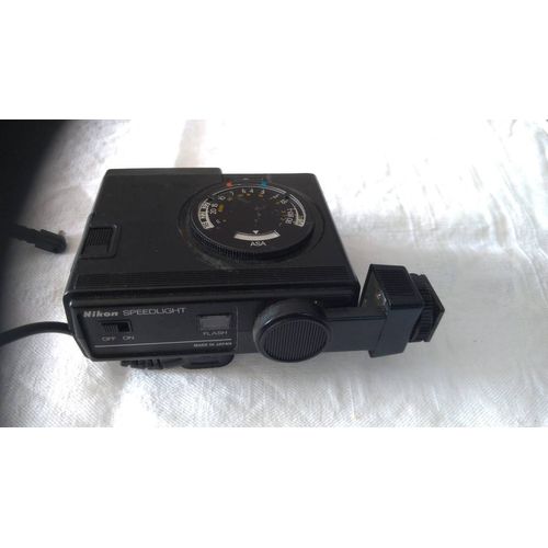 Flash NIKON SB10 orientable,  en est de fonctionnement.  Alimenté par 4 piles 2A