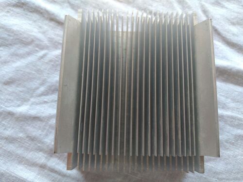 Dissipateur thermique aluminium 84x75 millimètres pour 40 millimètres de profondeur