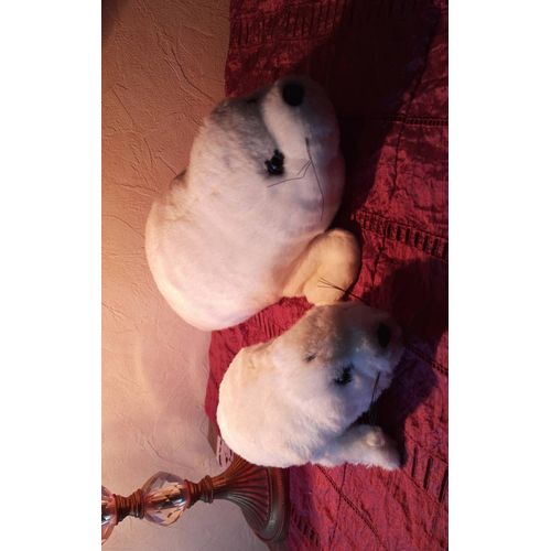 Peluche Phoque Très Réaliste, Douce De 44 Cm Et Une Autre De 30 Cm, Blanche Avec Deux Petites Tâches Grises Pour Formées Les Sourcils. 