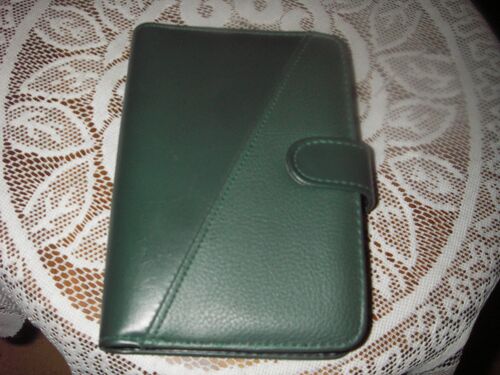 Organisateur ,Répertoire Téléphonique Classeur En Simili Cuir De Couleur Vert Foncé ,En 4 Langues (Français ,Anglais ,Allemand ,Espagnol),Fermeture Par Pression ,Support Crayon + Crayon ,Porte Cartes.