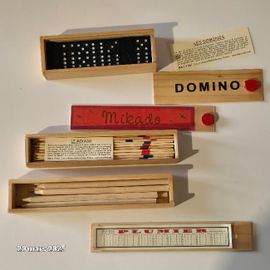 Bois En Bois Naturel, 1 Jeu De Mikado, 1 Jeu De Domino, Et 8 Crayons De Couleur Dans Un Plumier