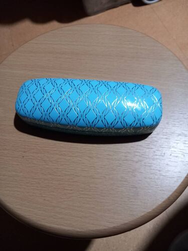 Etui À Lunettes Rigide Coloris Bleu Clair, Frises Argentées, Intérieur Feutrine Beige, Longueur 16,5 Cm, Largeur 6 Cm, Épaisseur 3,5 Cm. 