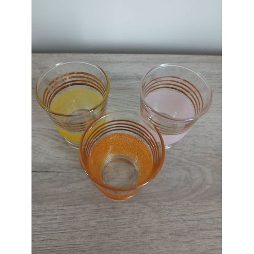 3 Verres À Liqueur De Trois Couleurs Différentes Avec Liserets Doré
