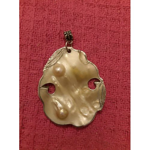 Pendentif En Nacre Crème Sur Métal Argenté Vintage Années 70.