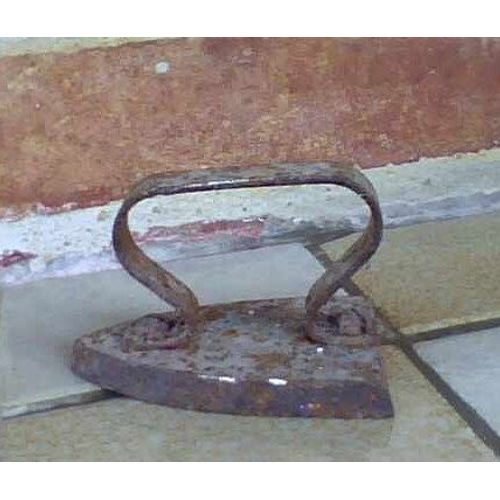 Ancien Mini Fer À Repasser Ancien - Longueur Semelle 8cm,Largeur 4cm Environ - Jouet / décoration / fillette - 19/20ème siecle