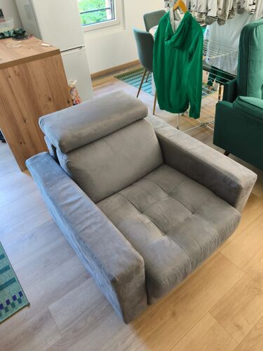 large fauteuil en velour gris alinéa
