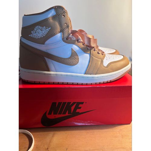 Nike Jordan 1 High Praline/Blanc Lacets En Satin Doré. Pour Femme. Pointure 43.