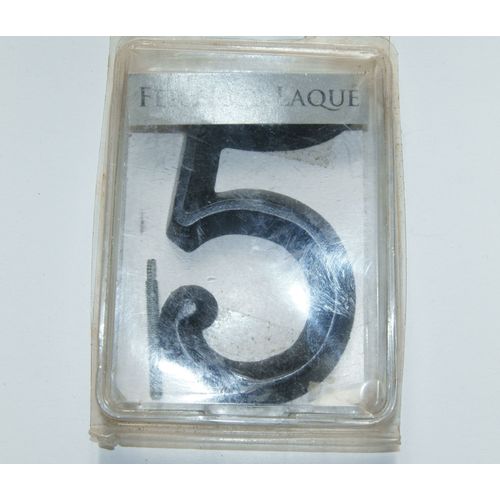 Numéro 5 en fer noir laqué
