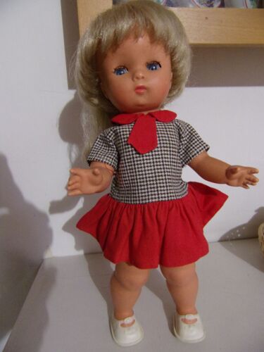 Poupée 36cm 1970 Avec 6 Tenues