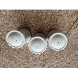 Salière Et Poivrières En Porcelaine