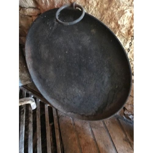 Grande Poêle  Ronde En Fonte Pour Cuire Les Galettes Dans La Cheminée. 