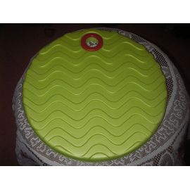 Planche De Natation En Forme De Cercleen Mousse Résistante De Couleur Verte ,Petit Cercle Rouge ,De Marque Ikea ( Maria Vinka ),Diamètre 30 Cm Environ .