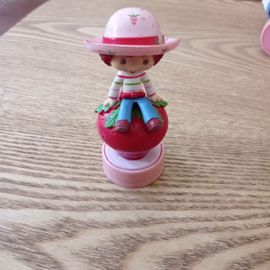 Figurine Charlotte Aux Fraises Sur Socle N°4