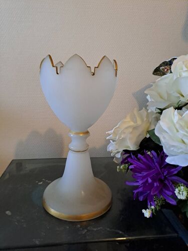 BACCARAT. Coupe sur pied. Fleurs de lys. Opaline blanche liseret or. 26 cm.