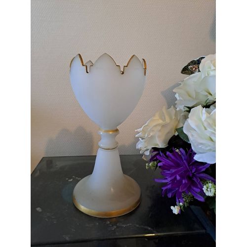 BACCARAT. Coupe sur pied. Fleurs de lys. Opaline blanche liseret or. 26 cm.