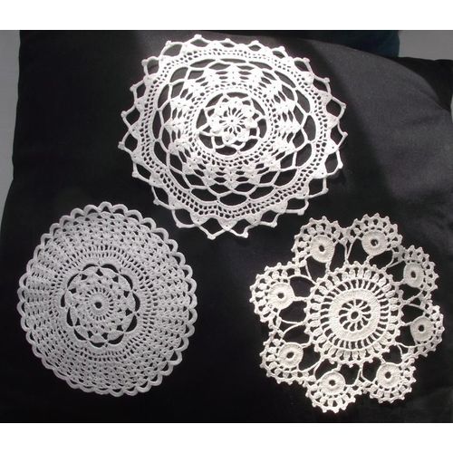 Lot de 3 napperons ronds en coton fait main au crochet . 2 en coton blanc diamètre 1 de 14 cm 1 de 16,5cm   1 en coton écru diamètre 14,5 cm .Idéal pour réaliser des accroches rêves