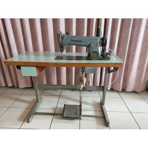machine à coudre sur table