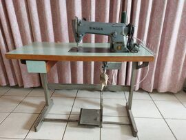 machine à coudre sur table