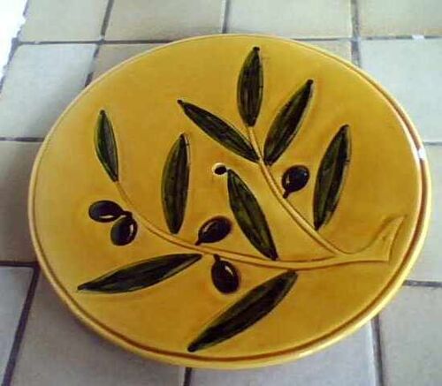 Plateau À Fromage Sans Poignée - Estampillé Vallauris - Jaune ,Motifs Olives ,Feuilles D Olivier - Diamètre 26cm, Années 60/70 - Peut Faire Office De Dessous De Plat