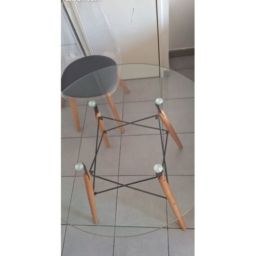 Table À Manger Et Deux Chaises