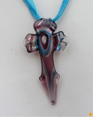 Pendentif Gisla Croix Gothique Bleu Et Violet En Verre Soufflé Style Murano