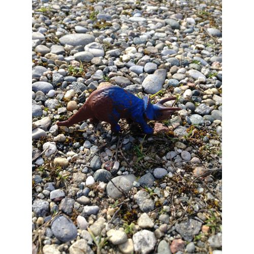 figurine petit dinosaure marron et bleu