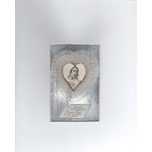 Souvenir De Communion, Année 30 - Carte Postale Photo Communiante Avec Coeur En Tissu.