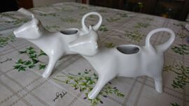 2 Cremiers, Pots A Lait Vache En Porcelaine Pillivuyt - Pillivuyt