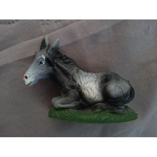 Figurine Âne Gris Couché Sur Socle Vert En Plastique Dur
